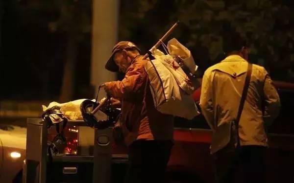 含著淚看完的！一位拾荒老人，溫暖了整個(gè)人間