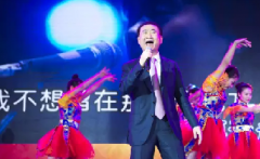 “國(guó)民公公”王健林火了，首富玩起了搖滾